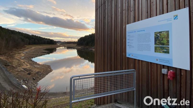 Schneeschmelze und Niederschläge hat der Stausee bisher gut &quot;verkraftet&quot;. Die Baustelle läuft. Auf einer Tafel werden die Hintergründe des Projekts erläutert. Bild: Völkl