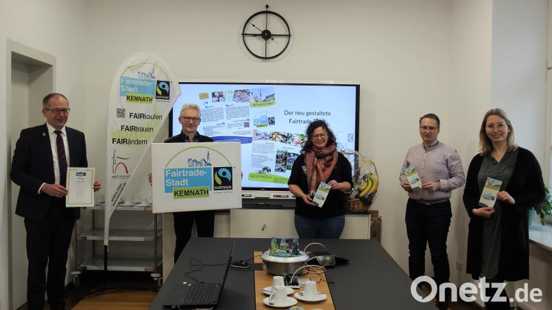 Freude herrschte im Kemnather Rathaus nicht nur über die Rezertifizierung als Fairtrade-Stadt, sondern auch über den neuen Flyer. Bild: stg