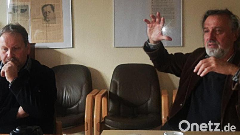 Hajo Bahner (rechts) mit Bürgermeister Bernhard Schindler bei einer der vergangenen Sitzungen des Kulturellen Förderkreises in Brand. Archivbild: ld