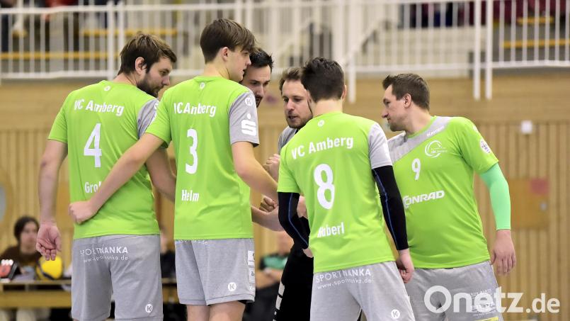 Vor dem Spiel gegen Spitzenreiter SV Schwaig II muss Ambergs Spielertrainer Florian Birner (Dritter von rechts) einige Ausfälle verkraften. Archivbild: Hubert Ziegler