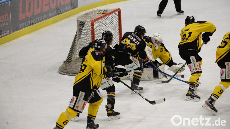 Nicht immer sieht man sich nur zweimal im Leben. Im dritten Duell mit den "Mammuts" aus Schongau in dieser Saison hat der ERSC Amberg (hier Brett Mennear vor Torhüter Daniel Blankenburg) gleich zwei offene Rechnungen zu begleichen. Das Heimspiel verloren die Wild Lions mit 1:4 (Bild), das Spiel in Schongau mit 3:5. Archivbild: Andreas Brückmann
