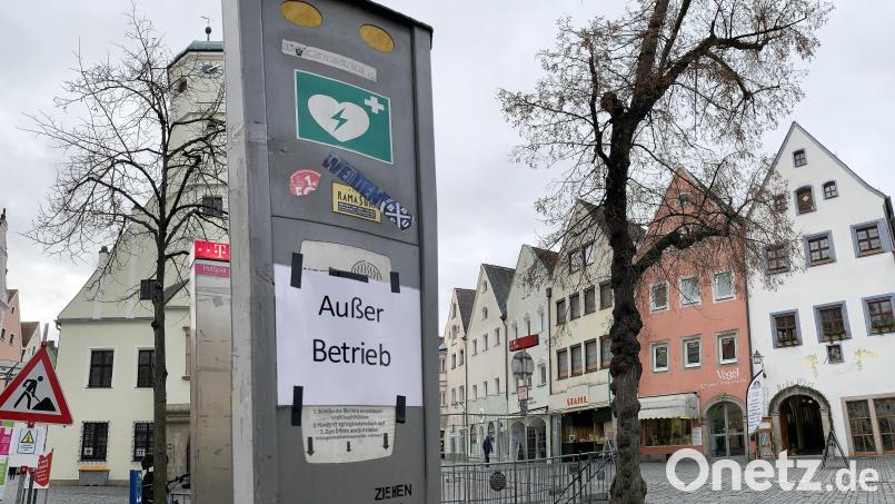 Jede Menge Aufkleber und „Außer Betrieb“: Einige der Weidener Defibrillator-Säulen in der Innenstadt sind momentan nicht funktionstüchtig. Bild: Gabi Schönberger