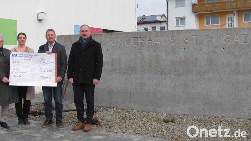Zenta Turban (links) und Hans Turban (Zweiter von rechts) übergaben an Kinderhausleiterin Doris Weigl (Zweite von links) im Beisein von Bürgermeister Richard Kammerer eine Spende von 1700 Euro. Es waren Spenden anstelle von Kränzen und Blumen zum Tode von Alfons Turban. Bild: sei
