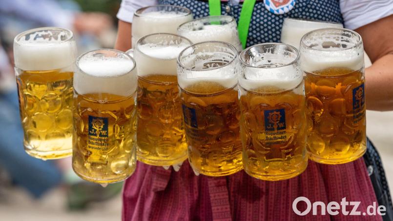 Eine Bedienung trägt acht Maß Bier zu Tischen. Foto: Peter Kneffel/dpa/Symbolbild Symbolbild: Peter Kneffel