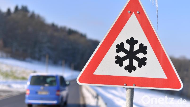 Diese Schild warnt Autofahrer vor der Gefahr winterlicher Straßenglätte. Symbolbild: Foto: Uwe Anspach/dpa