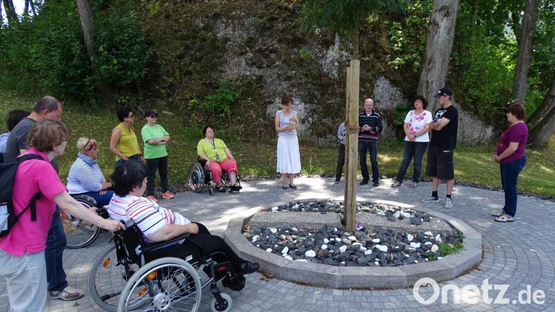 Dies war eine Aktion der „Demokratie-Werkstatt für alle“: Teilnehmer besuchten 2018 die Ausstellung „Erinnerungs-Orte“ in Auerbach, die auch von Menschen mit Behinderung zum Thema Euthanasie entwickelt worden war. Archivbild: Netzwerk Inklusion/exb
