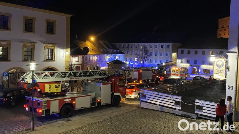 Kurzzeitig standen die Feuerwehrfahrzeuge am Mittwochabend dicht an dicht auf dem Luitpoldplatz. Bild: Petra Hartl
