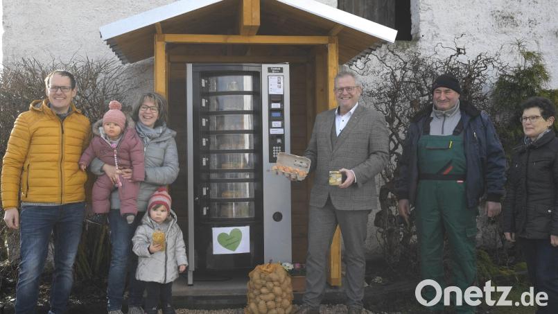 Oberbürgermeister Andreas Feller (Dritter von rechts) überzeugte sich vom regionalen Angebot auf dem Kiener-Hof in Richt, der inzwischen von der vierten (rechts) auf die fünfte Generation (links) überging. Bild: Hirsch