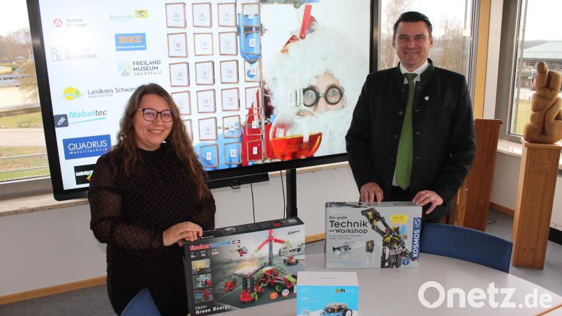 Landrat Thomas Ebeling und Mint-Managerin Rebecca Zinkl von der Lernenden Region Schwandorf präsentieren die Hauptpreise des Gewinnspiels. Bild: Hans Prechtl/Landratsamt Schwandorf/exb