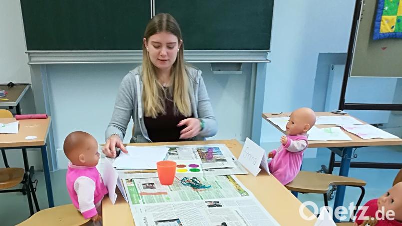 Bei den Prüfungen dienten angehenden Kinderpflegern am Beruflichen Schulzentrum Neustadt/WN im Sommer 2020 wegen der Corona-Pandemie Puppen als Ersatz. Archivbild: exb/Sigrid Troidl-Kazoglou