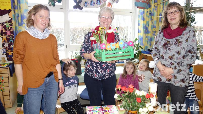 Die Erzieherinnen Ulrike Schwingl und Hildegard Nirschl hatten für Gertraud Hutzler (Mitte) ein Abschiedsgeschenk vorbereitet. Bild: nia