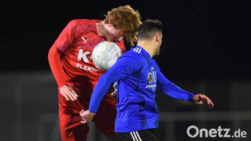 Am Mittwoch spielte die SpVgg SV Weiden (blaues Trikot) 1:1 gegen den ASV Cham. Das Testpsiel gegen die DJK ammerthal fällt aus. Bild: Büttner, Gerhard