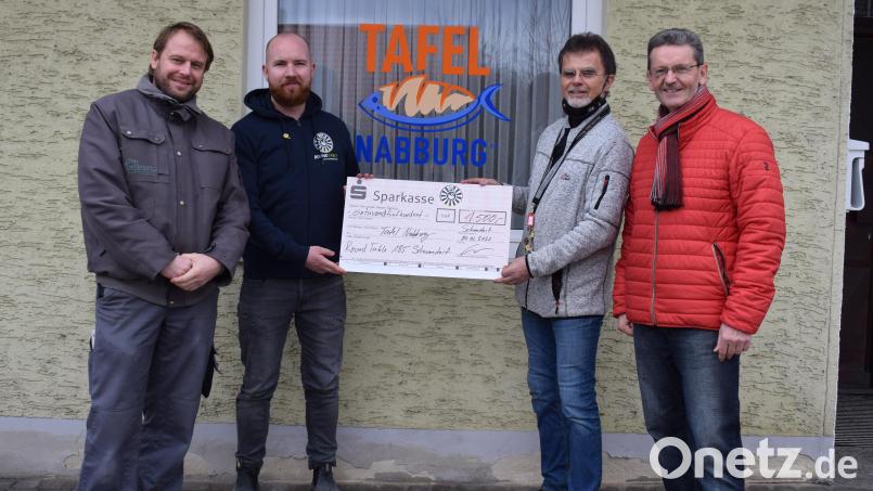 Round Table Schwandorf unterstützt die Tafel Nabburg mit einer Spende von 1500 Euro. Den Betrag übergaben (von links) Martin Weniger und Präsident Benedikt Gruber an Vorsitzenden Albert Bruckner und Schatzmeister Manfred Seibert. Bild: bnr