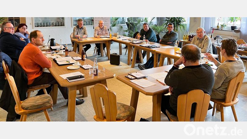 Einen ganzen Tag lang berieten und informierten sich die Gemeinderäte im Schützenhaus Thumsenreuth bei ihrer Klausurtagung. Bild: vsr