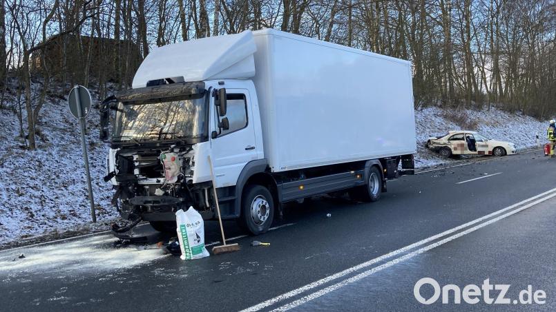 Schwere Verletzungen erlitt ein Autofahrer bei einer Kollision mit einem Lastwagen. Bild: Polizeiinspektion Marktredwitz/exb