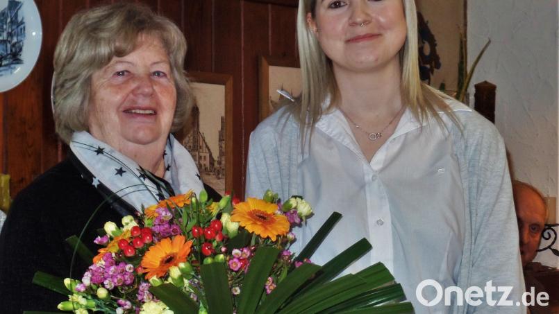 Blumen und ein Lächeln zum Abschied: Rosi Zwack muss den Kohlberger BRK-Seniorenclub auflösen. Tanja Gorisch vom Kreisverband (rechts) kam zum Abschiedstreffen. Bild: jml