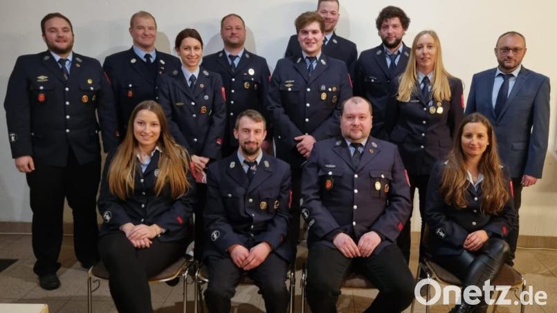 Mit Bürgermeister Markus Bauriedl (rechts) dankt der neue Feuerwehr-Vorstand für das langjährige Wirken von Michael Eschenbecher, Albrecht Müller und Vera Stahl (stehend, von links). Bild: fjo