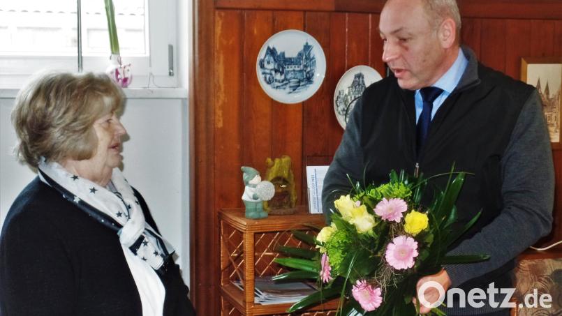 Bürgermeister Gerhard List dankt Rosi Zwack vom BRK-Seniorenclub für 25 Jahre Dienst an den Mitmenschen. Die Gruppe löst sich jetzt auf. Bild: jml