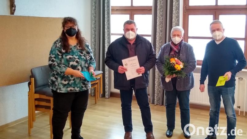 Zweiter Bürgermeister Josef Schmucker (rechts) dankt mit Geschäftsleiterin Kerstin Wilka-Dierl dem langjährigen Gemeindearbeiter Heinrich HIerold und dessen Ehefrau Anneliese (von links). Bild: fjo