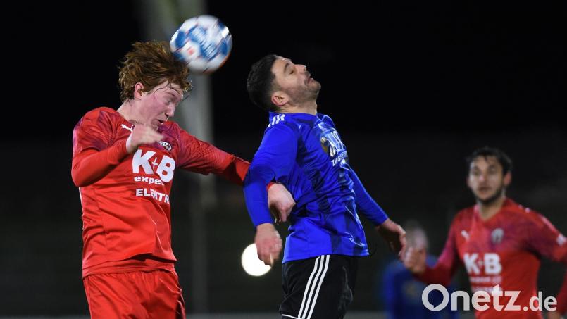 Chousein Chousein (rechts) von der SpVgg Weiden recht sich im Spiel gegen den ASV Cham. Am Samstag geht es für die Weidener gegen die DJK Ammerthal. Bild: Büttner, Gerhard