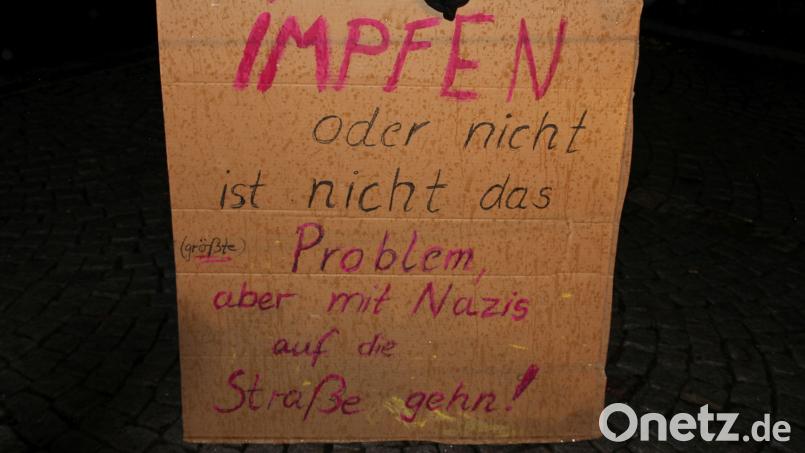 Vergangenen Sonntag hatten Teilnehmer der Gegendemonstration &quot;Solidarisches Erbendorf&quot; unter anderem dieses Plakat dabei. Für diesen Sonntag setzen sie auf den Dialog mit den &quot;Spaziergängern&quot;. Bild: fks
