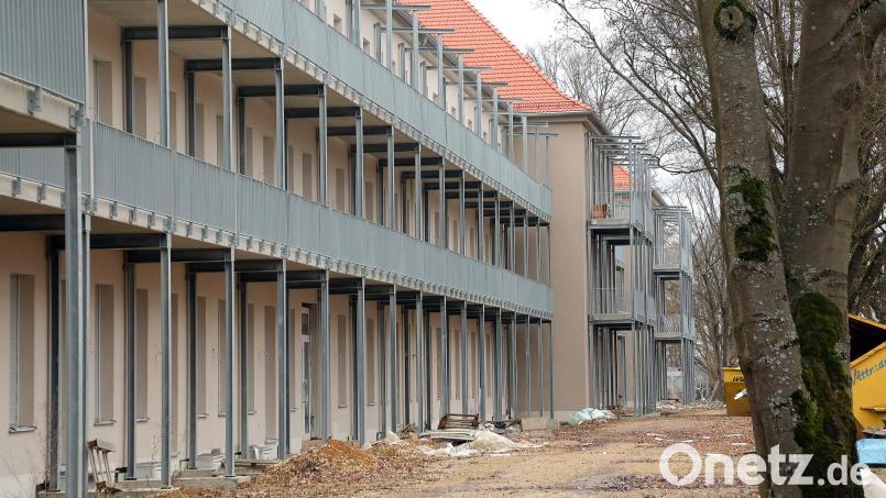 Das ehemalige Bettenhaus: Außen ist die Sanierung beendet, im Inneren warten alle 119 Wohnungen noch auf den Ausbau. Den sollen und wollen die Käufer nun in Eigenregie in Angriff nehmen. Bild: Wolfgang Steinbacher