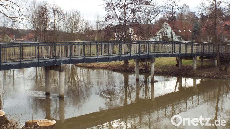 Nicht nur sicherer, sondern auch schöner: Der neue Vilssteg in Theuern ist bereits wieder begehbar. Bild: e