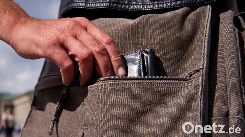Ein Unbekannter hat in einem Lebensmittelmarkt in Hohenstadt eine Frau während ihres Einkaufs bestohlen. Symbolbild: Daniel Naupold/dpa