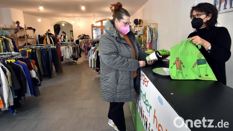 Katharina Ostermann (rechts) und ihre Vorstandskollegin Anne Wagner (nicht auf dem Bild) bieten mit weiteren Helfern im ehemaligen Pelzladen Rohr an der Oberen Nabburger Straße 1 Bedürftigen nicht nur günstige Kleidung an. Bild: Stephan Huber