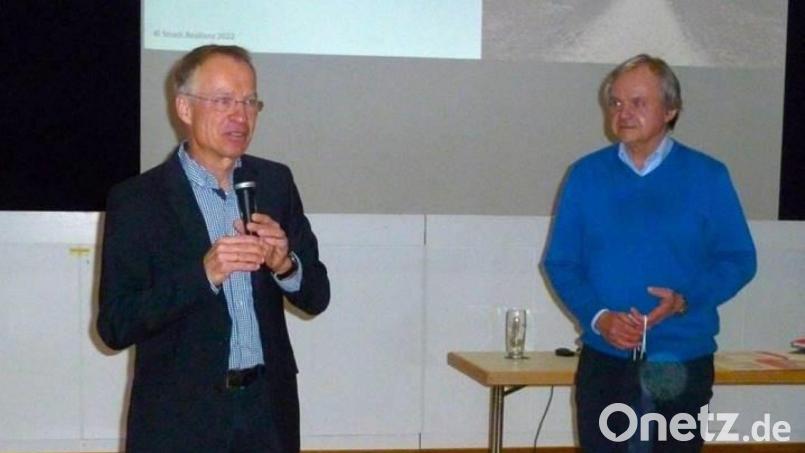 Der Vorsitzende des katholischen Männervereins, Walter Elberskirch (rechts), bedankte sich mit einem Präsent bei dem Referenten Wolfram Strack. Bild: Maria Elberskirch/exb