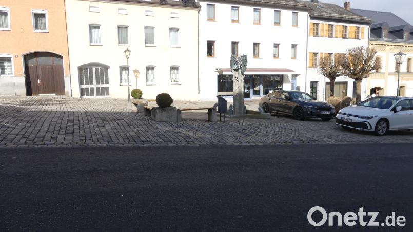 Zu beiden Seiten des Rotary-Brunnens, mit dessen Übergabe an die Stadt am 27. Mai 1979 die Serie der Bürgerfeste begann, sollen neue Parkplätze ausgewiesen werden. Bild: rn