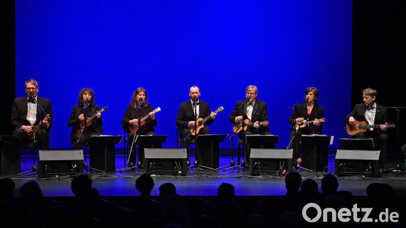 Amberg statt London, Stadttheater statt Carnegie Hall: Das Ukulele Orchestra of Great Britain war zu Gast in Amberg. Bild: Petra Hartl