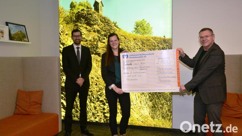 Regionalmarktleiter Gerhard Röbl und Geschäftsstellenleiterin Caroline Kißler (von links) überreichen Bürgermeister Reinhard Sollfrank stellvertretend für acht Vereine und Institutionen einen Spendenbetrag von 2800 Euro. Bild: bey