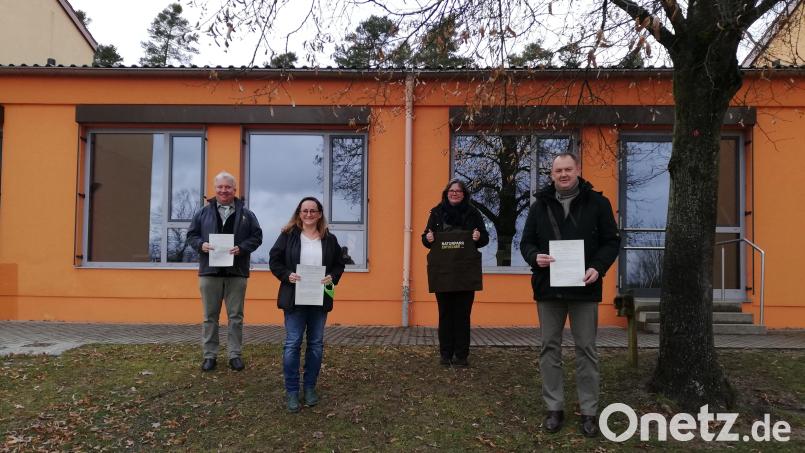Unterzeichnen den Vertrag zur Kooperation von Grundschule Ebermannsdorf und Naturpark Hirschwald (von links): Markus Dollacker, Vorsitzender des Naturpark Hirschwald, Ulrike Erlbacher, Rektorin der Grundschule Ebermannsdorf, Isabel Lautenschlager, Geschäftsführerin des Naturparks Hirschwald, und Erich Meidinger, Bürgermeister der Gemeinde Ebermannsdorf. Bild: Josef Beer/exb