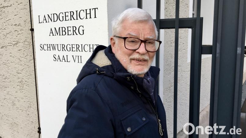 Wolfgang Houschka vor dem Landgericht in Amberg. Bild: upl