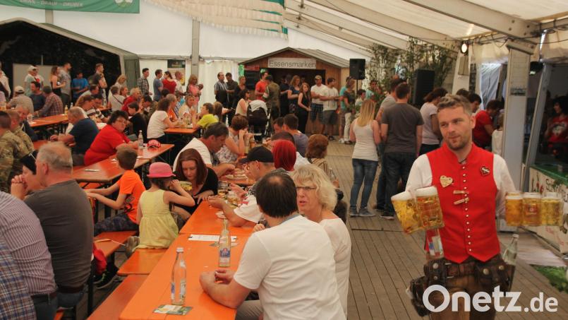 Ob 2022 ein Festzelt in Oberviechtach aufgestellt wird, will der Stadtrat je nach Coronasituation im Sommer kurzfristig entscheiden. Die Aufnahme entstand im Jahr 2016 beim „Tag der offenen Tür“ in der Grenzlandkaserne. Heuer soll dort das Jubiläum „60+1 Jahre Garnison“ gefeiert werden. Archivbild: frd