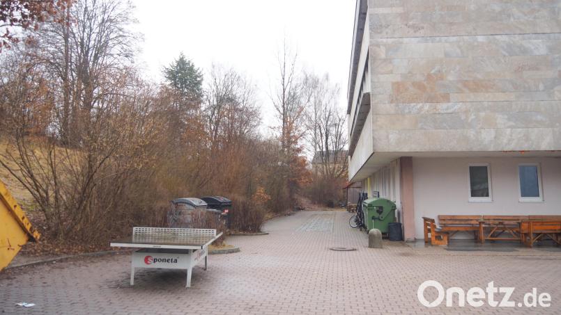 Als Ersatz für das &quot;rote Schulhaus&quot; sollen hinter der Mittelschule mehrere Module aufgestellt werden. Dadurch könnten zwei Klassenräume entstehen. Für die Module muss der Hang etwas abgegraben werden. Bild: ws