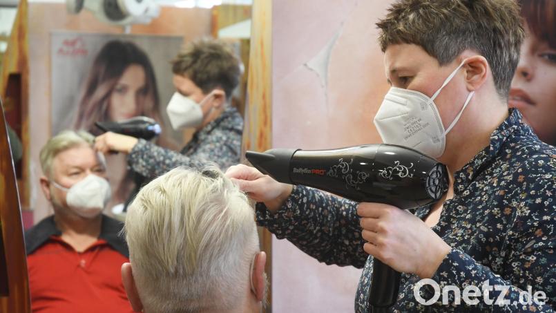 Seit diesem Mittwoch gilt auch im Friseursalon Frey in Weiden wieder die 3G-Regel. Zuvor kam zweieinhalb Monate lang nur, wer geimpft oder genesen war, unter den Kamm. Für die meisten Betriebe bedeutete das deutliche Einbußen. Bild: Gabi Schönberger