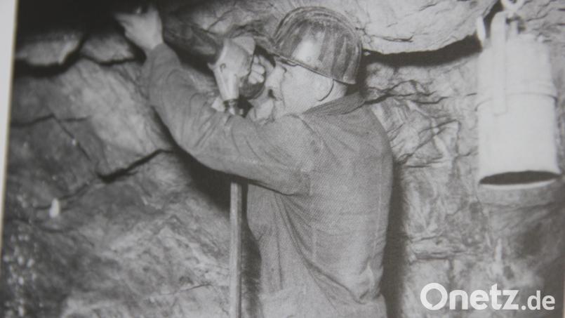 Hans Schöner war einer der letzten Bergleute, die im Theresienstollen Erz abbauten. Er erlebte die Schließung des Stollens 1964 und damit das Ende der Jahrhunderte langen Bergbaugeschichte Ambergs. Bild: Sammlung Hans Schöner