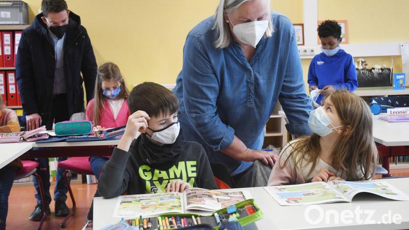 Die &quot;Kinderzeitung&quot; ist regelmäßig Gegenstand des Unterrichts an der Grundschule Waldthurn. Bild: Gabi Schönberger