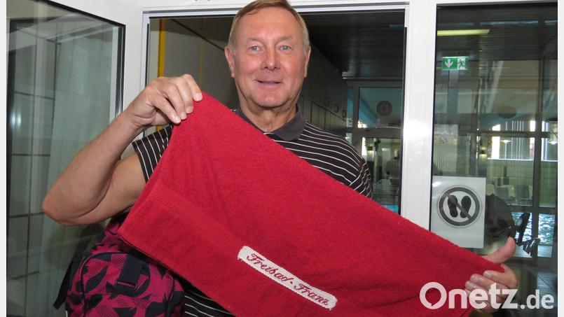 Franz Schmid war vor Corona ein leidenschaftlicher Schwimmer und Dauergast im Freibad Mitterteich. Von einer Verehrerin hatte der &quot;Freibad-Franz&quot; sogar ein rotes Handtuch mit der Aufschrift seines Spitznamens geschenkt bekommen. Doch dann kam Corona. Archivbild: ubb