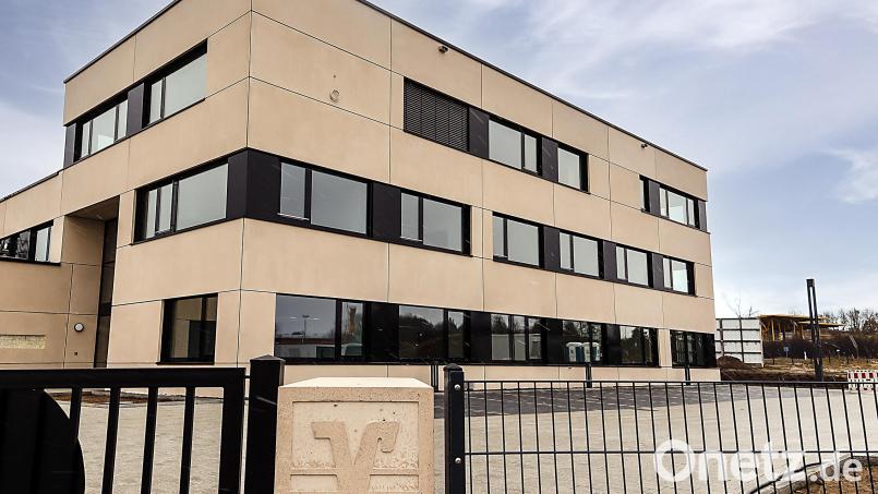 Noch hängt kein Namensschild am Neubau der VR-Bank Regensburg-Schwandorf im Gewerbegebiet &quot;Am Brunnfeld&quot;. Bild: Hösamer