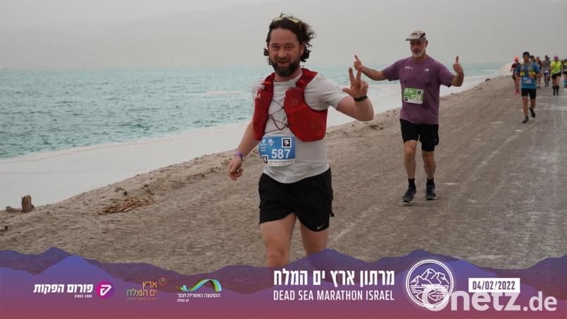 Nicht nur für Martin Doerfler (vorn) vom Modiin-Verein Ammerthal ein besonderes Erlebnis, das sogar live übertragen wird: der Ultralauf am Toten Meer und sogar quasi drüber hinweg auf dem Grenzwall zwischen Israel und Jordanien. Screenshot: oe