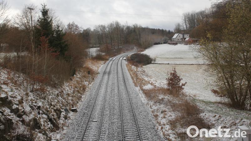 An der Bahnstrecke, die durch das Gemeindegebiet führt, soll der Mobilfunk verbessert werden. Bild: fks