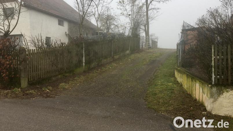 Um dieses 30 Meter lange öffentlich gewidmete Wegstück geht es. Gemeinderat Erich Amann wollte festgehalten wissen, dass eine Erschließung hierüber grundsätzlich möglich. Bild: upl
