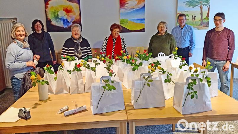 Mit viel Liebe wurden die Kuchenlieferungen vorbereitet. In der Tüte gab es außerdem informative Texte und eine Rose. Im Bild (von links) Traudl Prölß, Pfarrerin Cornelia Kraft, Barbara Lindner, Carmen Altermann, Gerda Friedrich, Pfarrer Andreas Kraft und Vikar Klaus Tillmann. Bild: fpoz