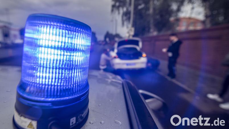 Mit einem PS-starken Auto versuchten zwei Männer, der Polizei zu entkommen. Die Flucht endete vor einem Maisfeld. Symbolbild: Boris Roessler/dpa