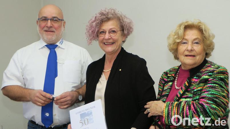 Friseurmeisterin Ria Achhammer (rechts) und Innungsobermeister Bernhard Dräxler (links) überreichten Ursula Filatsch (Mitte) Urkunde und Ehrennadel der Handwerkskammer Niederbayern/Oberpfalz für 50 Jahre Treue zum Friseursalon Achhammer. Bild: Hirsch