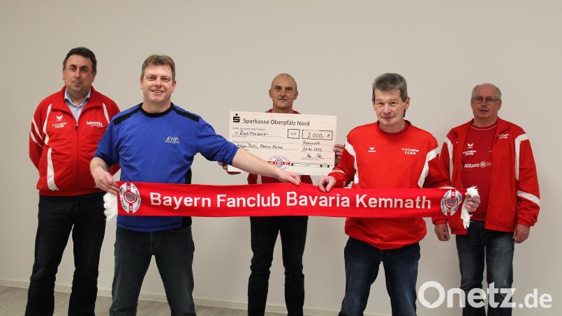 Die Verantwortlichen des Kemnather Bayern-Fanclubs um Vorsitzenden Rainer Kische (Mitte) überreichten einen Scheck über 2000 Euro an Holger Pühl (Zweiter von links). Bild: stg