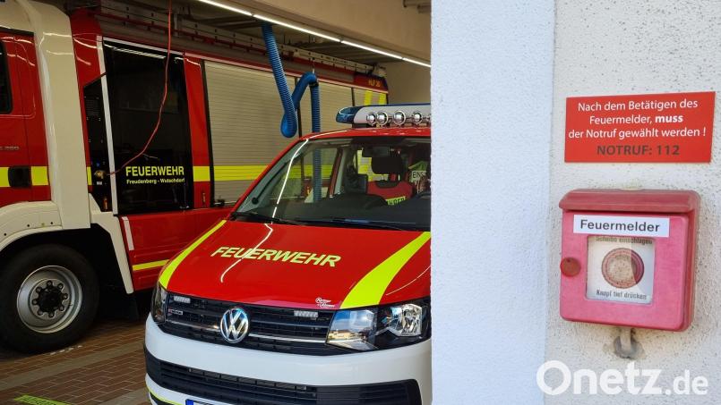 Über dem Feuermelder am Feuerwehrhaus in Freudenberg prangt schon der neue Hinweis, dass es nicht reicht, diesen zu betätigen: Zusätzlich muss der Notruf 112 angerufen werden, damit die Retter ohne Zeitverlust helfen können. Bild: Feuerwehr Freudenberg-Wutschdorf/exb
